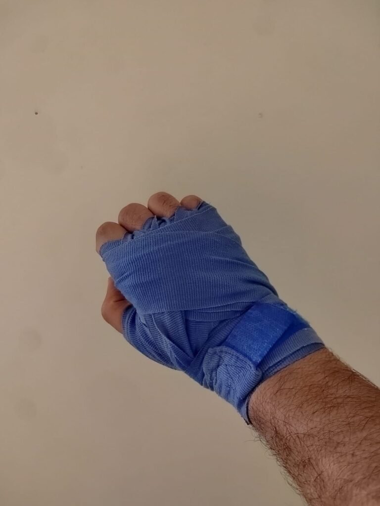 يد ملفوفة بضمادات زرقاء - رحلتي في فنون القتال بالرياض
