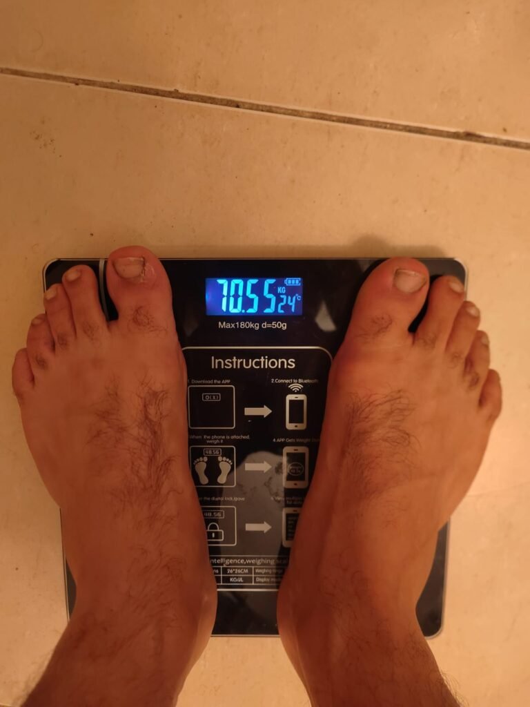 ميزان رقمي في الرياض يسجل وزن 70.55 كجم لتوثيق مرحلة قياس الوزن ضمن الاستعداد لأول بطولة ملاكمة في الرياض.